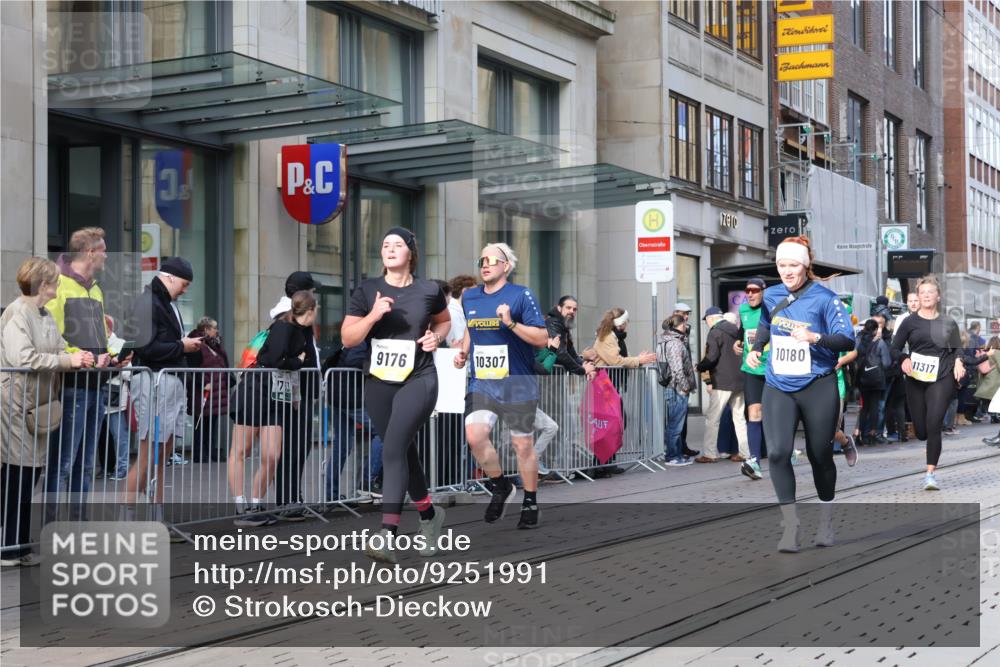 05.10.2025 - 20. swb-Marathon Bremen Strokosch-Dieckow http://msf.ph/oto/9251991 05.10.2025 10:54:50 Ziel 9176, 9201, 9318, 9350, 9475, 9514, 9654, 9791, 9881, 9933, 10003, 10014, 10034, 10116, 10180, 10307, 10326, 10920, 10970, 11042, 11115, 11140, 11317, 11320, 11363, 11507, 11523, 11702, 9176, 9201, 9318, 9350, 9475, 9514, 9654, 9791, 9881, 9933, 10003, 10014, 10034, 10116, 10180, 10307, 10326, 10920, 10970, 11042, 11115, 11140, 11317, 11320, 11363, 11507, 11523 meine-sportfotos.de