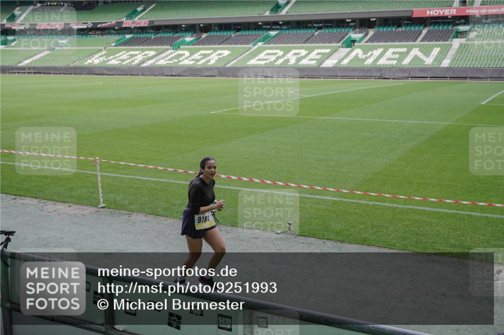 05.10.2025 - 20. swb-Marathon Bremen Michael Burmester http://msf.ph/oto/9251993 05.10.2025 10:41:16 Laufen im Stadion 7706, 8111, 9001, 9178, 9191, 9205, 9217, 9265, 9274, 9306, 9321, 9334, 9353, 9355, 9357, 9401, 9438, 9446, 9483, 9530, 9537, 9538, 9589, 9599, 9605, 9617, 9685, 9702, 9712, 9757, 9764, 9774, 9804, 9853, 9874, 9877, 9887, 9892, 9942, 10037, 10051, 10058, 10081, 10095, 10100, 10101, 10132, 10152, 10197, 10212, 10223, 10235, 10236, 10249, 10295, 10330, 10332, 10458, 10550, 10582, 10585, 10614, 10632 meine-sportfotos.de