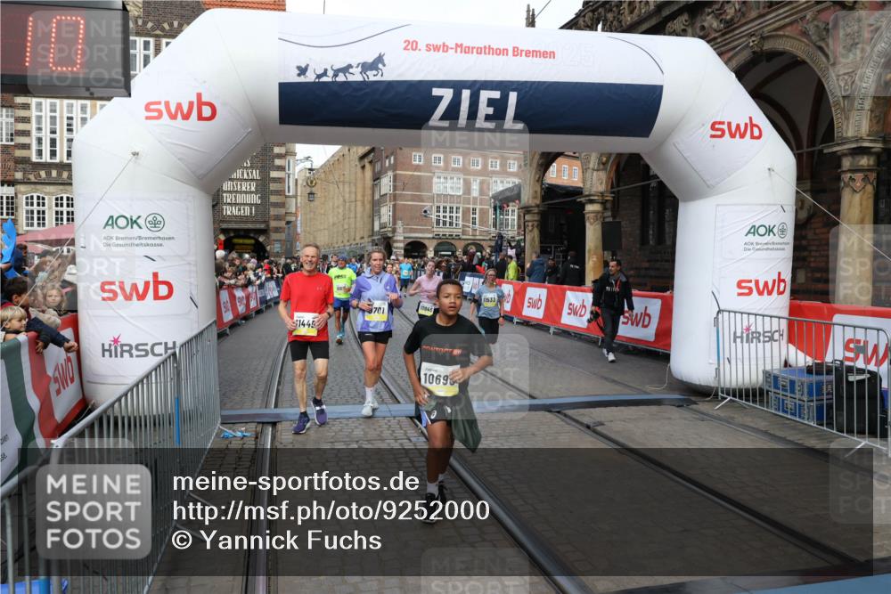 05.10.2025 - 20. swb-Marathon Bremen Yannick Fuchs http://msf.ph/oto/9252000 05.10.2025 10:53:59 Ziel 9456, 9494, 9701, 10046, 10416, 10616, 10696, 10966, 11141, 11383, 11445, 11533 meine-sportfotos.de