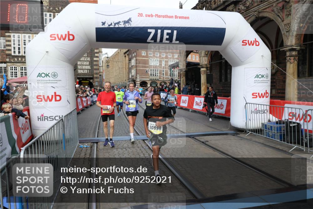 05.10.2025 - 20. swb-Marathon Bremen Yannick Fuchs http://msf.ph/oto/9252021 05.10.2025 10:54:00 Ziel 9456, 9494, 9701, 10046, 10416, 10484, 10616, 10696, 10966, 11141, 11383, 11445, 11533 meine-sportfotos.de