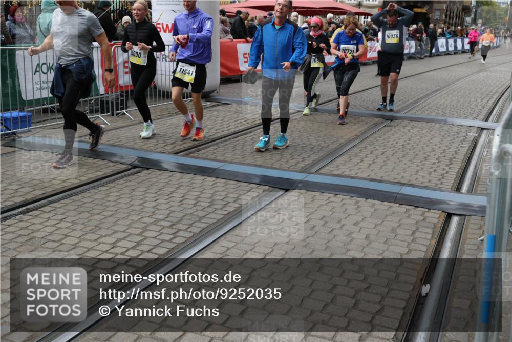 05.10.2025 - 20. swb-Marathon Bremen Yannick Fuchs http://msf.ph/oto/9252035 05.10.2025 11:14:07 Ziel 7014, 7410, 9012, 9342, 9631, 9667, 10000, 10036, 10512, 10721, 10756, 11541, 11548, 11652, 11653 meine-sportfotos.de