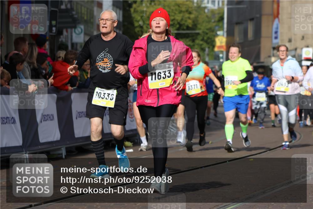 05.10.2025 - 20. swb-Marathon Bremen Strokosch-Dieckow http://msf.ph/oto/9252038 05.10.2025 11:01:25 Ziel 7908, 9286, 9371, 10157, 10336, 11194, 11493, 11633 meine-sportfotos.de