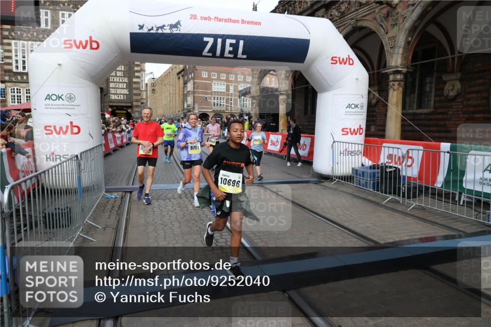 05.10.2025 - 20. swb-Marathon Bremen Yannick Fuchs http://msf.ph/oto/9252040 05.10.2025 10:54:00 Ziel 9456, 9494, 9701, 10046, 10416, 10484, 10616, 10696, 10966, 11141, 11383, 11445, 11533 meine-sportfotos.de