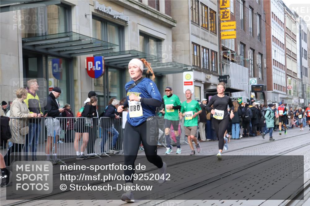 05.10.2025 - 20. swb-Marathon Bremen Strokosch-Dieckow http://msf.ph/oto/9252042 05.10.2025 10:54:52 Ziel 9176, 9201, 9318, 9350, 9475, 9514, 9654, 9791, 9881, 9933, 10003, 10014, 10034, 10116, 10180, 10260, 10307, 10326, 10920, 10970, 11042, 11115, 11140, 11317, 11363, 11380, 11431, 11507, 11523, 11702, 9176, 9201, 9318, 9350, 9475, 9514, 9654, 9791, 9881, 9933, 10003, 10014, 10034, 10116, 10180, 10260, 10307, 10326, 10920, 10970, 11042, 11115, 11140, 11317, 11363, 11507, 11523 meine-sportfotos.de