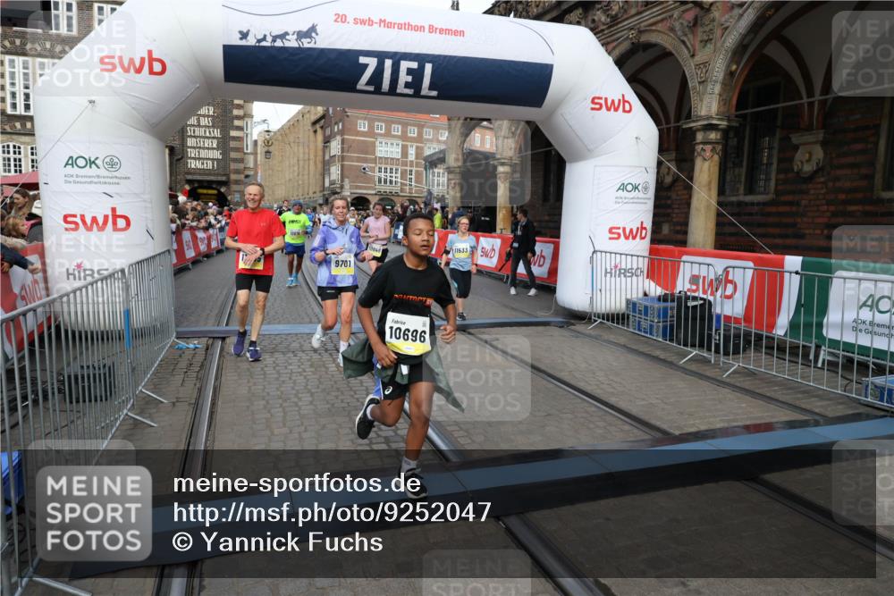 05.10.2025 - 20. swb-Marathon Bremen Yannick Fuchs http://msf.ph/oto/9252047 05.10.2025 10:54:00 Ziel 9456, 9494, 9701, 10046, 10416, 10484, 10616, 10696, 10966, 11141, 11383, 11445, 11533 meine-sportfotos.de