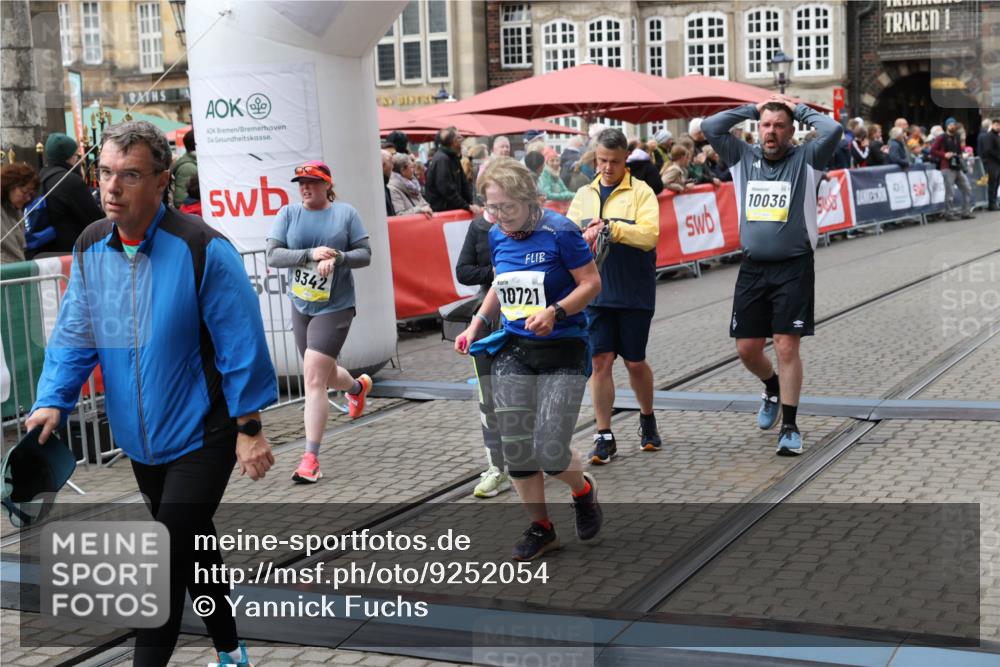 05.10.2025 - 20. swb-Marathon Bremen Yannick Fuchs http://msf.ph/oto/9252054 05.10.2025 11:14:08 Ziel 7014, 9012, 9342, 9631, 9667, 10000, 10036, 10512, 10721, 11541, 11548 meine-sportfotos.de