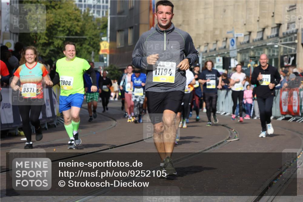 05.10.2025 - 20. swb-Marathon Bremen Strokosch-Dieckow http://msf.ph/oto/9252105 05.10.2025 11:01:27 Ziel 7908, 9286, 9322, 9371, 10157, 10336, 11194, 11493, 11633 meine-sportfotos.de
