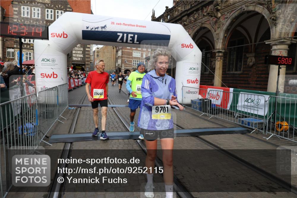 05.10.2025 - 20. swb-Marathon Bremen Yannick Fuchs http://msf.ph/oto/9252115 05.10.2025 10:54:04 Ziel 9313, 9456, 9548, 9701, 10046, 10163, 10484, 10616, 10696, 10785, 11152, 11445, 11533 meine-sportfotos.de