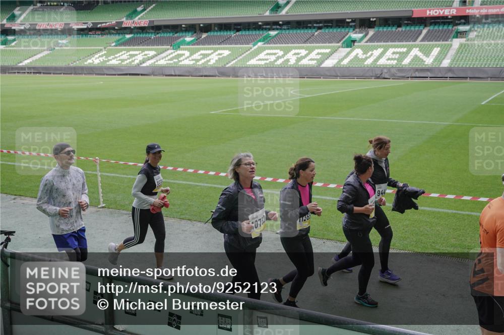 05.10.2025 - 20. swb-Marathon Bremen Michael Burmester http://msf.ph/oto/9252123 05.10.2025 10:41:22 Laufen im Stadion 7706, 8533, 9001, 9178, 9191, 9217, 9265, 9274, 9306, 9334, 9353, 9355, 9357, 9401, 9438, 9446, 9483, 9530, 9537, 9538, 9589, 9599, 9605, 9617, 9685, 9702, 9757, 9764, 9774, 9804, 9853, 9874, 9877, 9887, 9892, 9907, 9942, 9982, 10037, 10051, 10058, 10095, 10100, 10101, 10132, 10148, 10152, 10197, 10212, 10223, 10235, 10236, 10249, 10295, 10330, 10332, 10458, 10550, 10582, 10585, 10614, 10632, 11232, 11379, 11437 meine-sportfotos.de