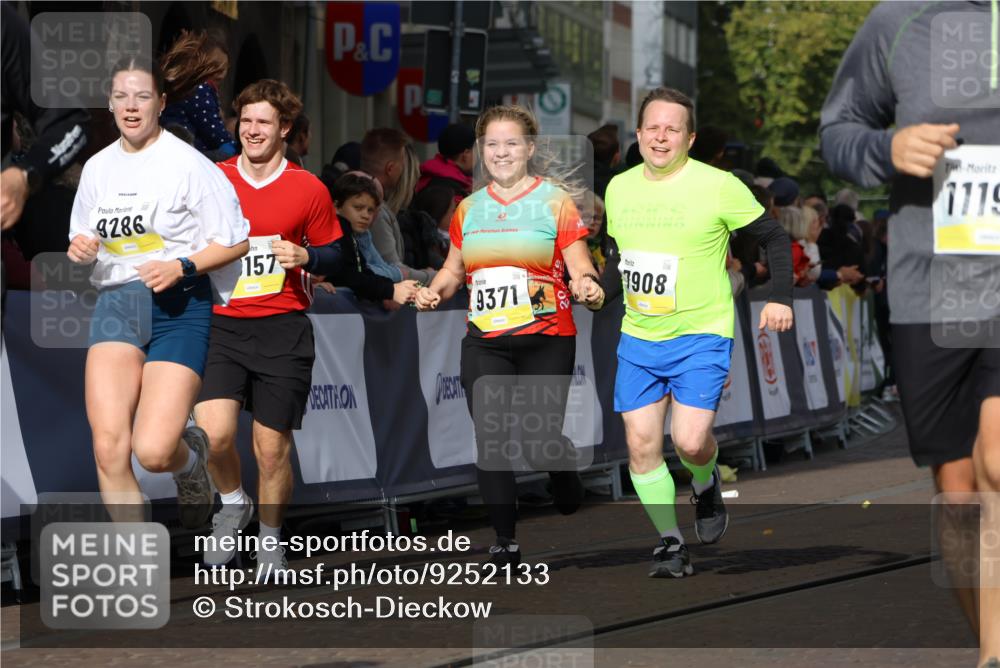 05.10.2025 - 20. swb-Marathon Bremen Strokosch-Dieckow http://msf.ph/oto/9252133 05.10.2025 11:01:28 Ziel 7908, 9278, 9286, 9322, 9371, 10056, 10157, 10324, 10336, 11194, 11493, 11633 meine-sportfotos.de