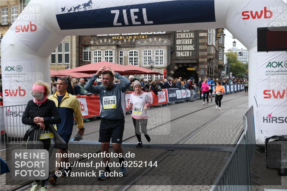 05.10.2025 - 20. swb-Marathon Bremen Yannick Fuchs http://msf.ph/oto/9252144 05.10.2025 11:14:10 Ziel 9012, 9342, 9631, 9667, 10000, 10036, 10512, 10721, 11541, 11548 meine-sportfotos.de