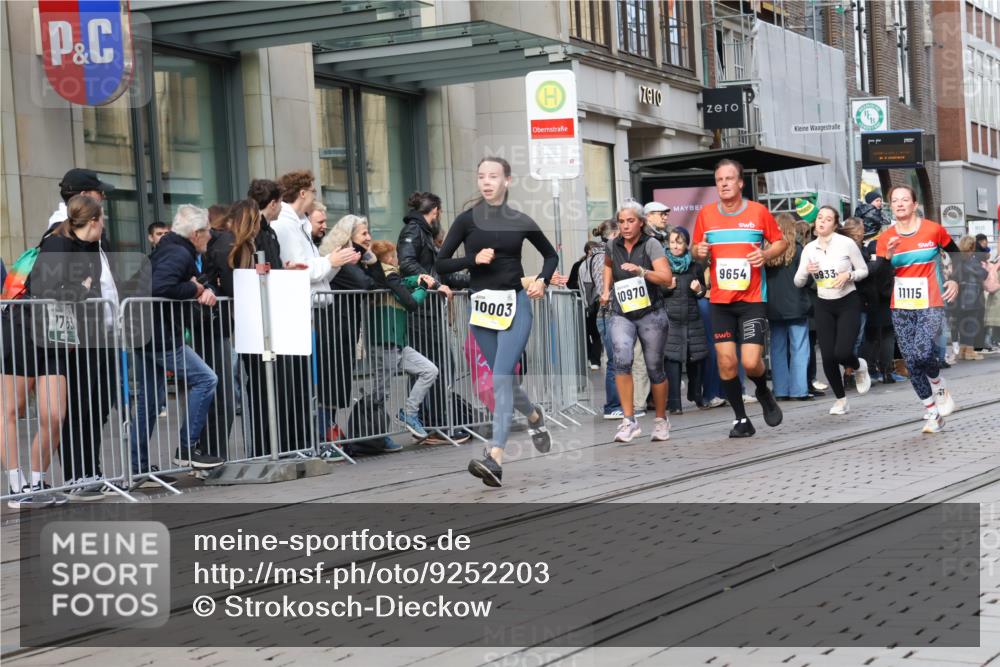 05.10.2025 - 20. swb-Marathon Bremen Strokosch-Dieckow http://msf.ph/oto/9252203 05.10.2025 10:54:59 Ziel 9176, 9201, 9318, 9350, 9514, 9654, 9722, 9856, 9881, 9902, 9933, 10003, 10034, 10111, 10116, 10180, 10256, 10260, 10307, 10326, 10920, 10970, 11025, 11042, 11115, 11140, 11197, 11317, 11380, 11431, 11702, 9176, 9201, 9318, 9350, 9514, 9654, 9722, 9856, 9881, 9902, 9933, 10003, 10034, 10111, 10116, 10180, 10256, 10260, 10307, 10326, 10920, 10970, 11025, 11042, 11115, 11140, 11317 meine-sportfotos.de