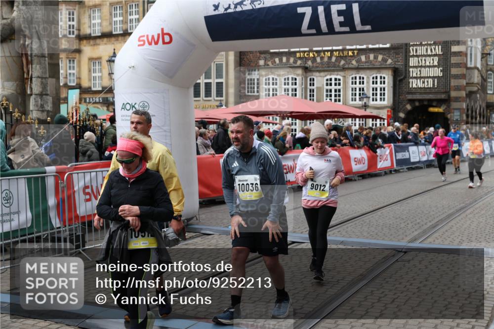05.10.2025 - 20. swb-Marathon Bremen Yannick Fuchs http://msf.ph/oto/9252213 05.10.2025 11:14:11 Ziel 9012, 9342, 9380, 9631, 9667, 10000, 10036, 10491, 10512, 10721, 11541, 11548 meine-sportfotos.de