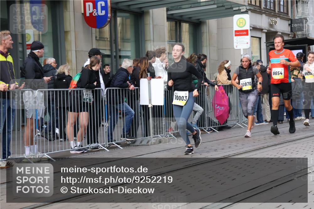05.10.2025 - 20. swb-Marathon Bremen Strokosch-Dieckow http://msf.ph/oto/9252219 05.10.2025 10:55:00 Ziel 9176, 9201, 9318, 9350, 9514, 9654, 9722, 9856, 9881, 9902, 9933, 10003, 10034, 10111, 10116, 10180, 10256, 10260, 10307, 10326, 10745, 10970, 11025, 11042, 11115, 11140, 11197, 11317, 11380, 11431, 11702, 9176, 9201, 9318, 9350, 9514, 9654, 9722, 9856, 9881, 9902, 9933, 10003, 10034, 10111, 10116, 10180, 10256, 10260, 10307, 10326, 10745, 10970, 11025, 11042, 11115, 11140, 11317 meine-sportfotos.de