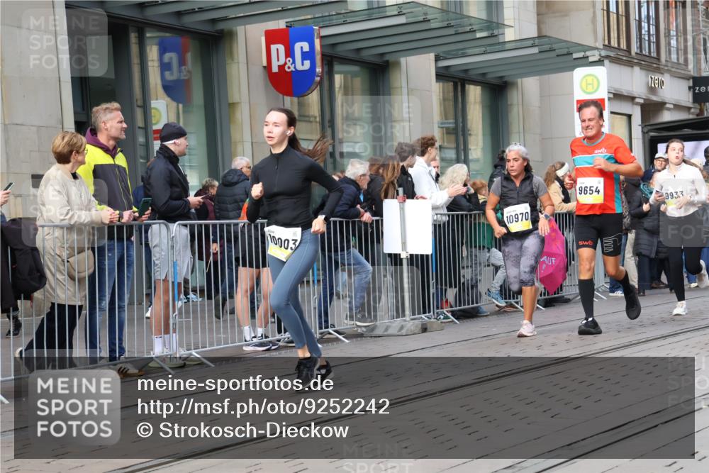 05.10.2025 - 20. swb-Marathon Bremen Strokosch-Dieckow http://msf.ph/oto/9252242 05.10.2025 10:55:00 Ziel 9176, 9201, 9318, 9350, 9514, 9654, 9722, 9856, 9881, 9902, 9933, 10003, 10034, 10111, 10116, 10180, 10256, 10260, 10307, 10326, 10745, 10970, 11025, 11042, 11115, 11140, 11197, 11317, 11380, 11431, 11702, 9176, 9201, 9318, 9350, 9514, 9654, 9722, 9856, 9881, 9902, 9933, 10003, 10034, 10111, 10116, 10180, 10256, 10260, 10307, 10326, 10745, 10970, 11025, 11042, 11115, 11140, 11317 meine-sportfotos.de
