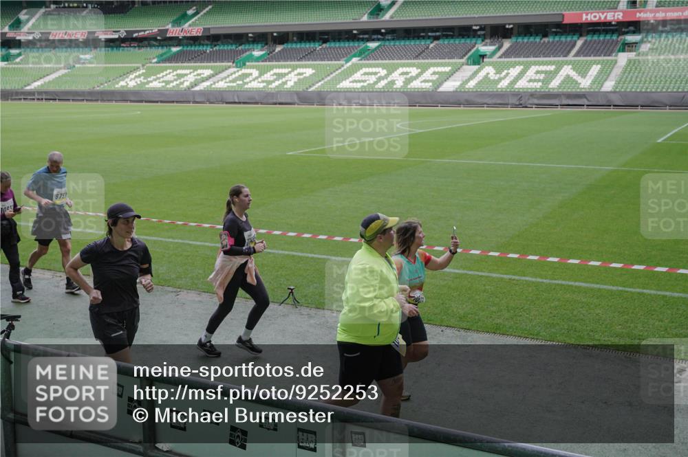 05.10.2025 - 20. swb-Marathon Bremen Michael Burmester http://msf.ph/oto/9252253 05.10.2025 10:41:26 Laufen im Stadion 7706, 8533, 9001, 9178, 9191, 9217, 9265, 9274, 9306, 9334, 9353, 9355, 9357, 9401, 9438, 9446, 9483, 9530, 9537, 9538, 9589, 9599, 9605, 9617, 9632, 9685, 9702, 9757, 9764, 9774, 9853, 9874, 9877, 9887, 9892, 9907, 9982, 10037, 10051, 10095, 10100, 10101, 10125, 10132, 10148, 10152, 10197, 10212, 10214, 10223, 10235, 10236, 10249, 10295, 10330, 10332, 10458, 10550, 10582, 10585, 10614, 10632, 10706, 10937, 10998, 11037, 11232, 11379, 11405, 11437 meine-sportfotos.de