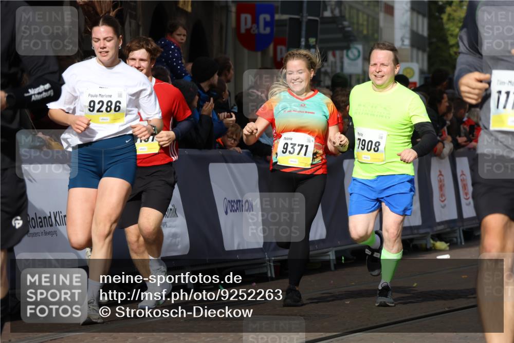 05.10.2025 - 20. swb-Marathon Bremen Strokosch-Dieckow http://msf.ph/oto/9252263 05.10.2025 11:01:28 Ziel 7908, 9278, 9286, 9322, 9371, 10056, 10157, 10324, 10336, 11194, 11493, 11633 meine-sportfotos.de
