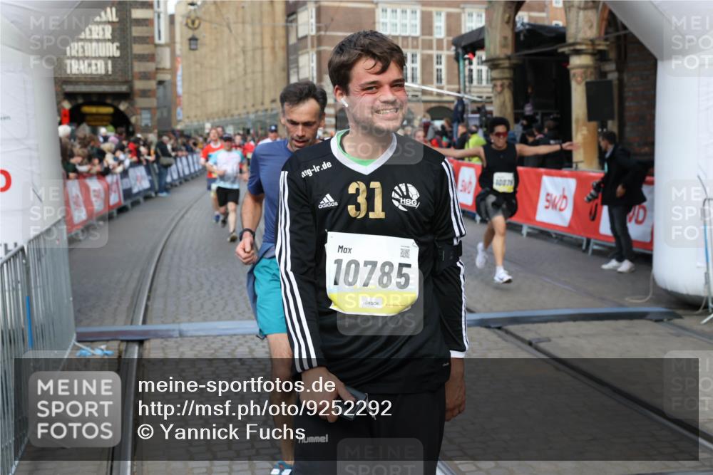 05.10.2025 - 20. swb-Marathon Bremen Yannick Fuchs http://msf.ph/oto/9252292 05.10.2025 10:54:08 Ziel 9313, 9456, 9520, 9548, 9807, 9835, 10046, 10075, 10163, 10484, 10616, 10785, 11152, 11303, 11339, 11432, 11593 meine-sportfotos.de