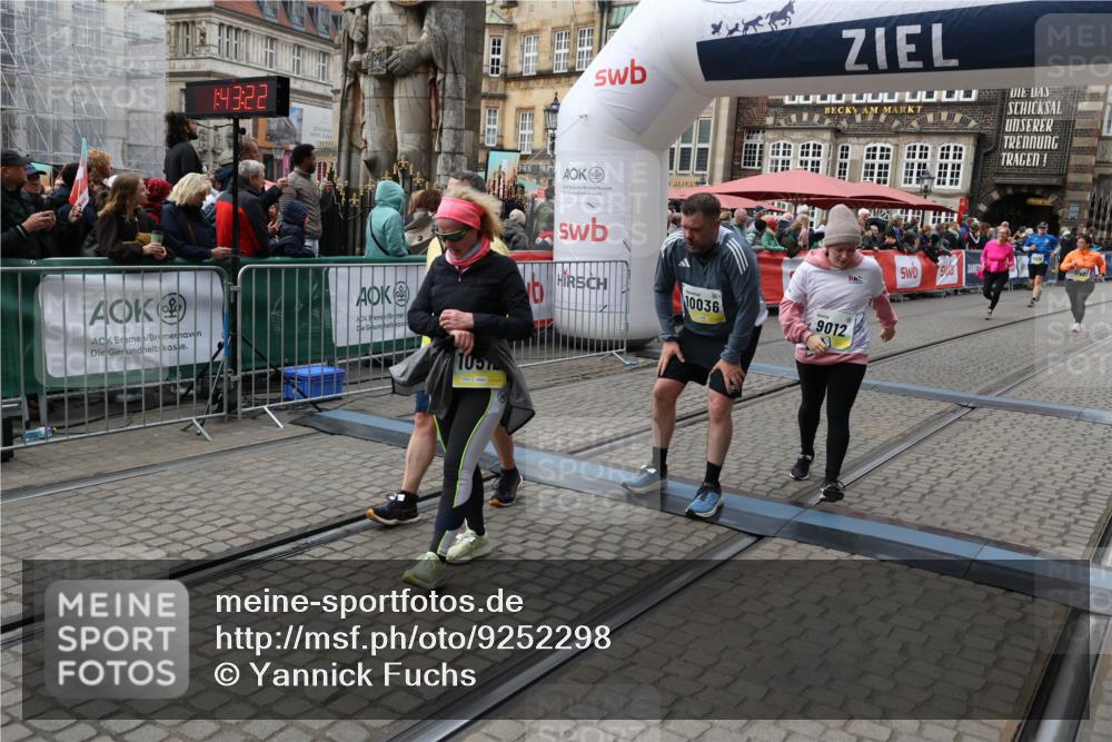 05.10.2025 - 20. swb-Marathon Bremen Yannick Fuchs http://msf.ph/oto/9252298 05.10.2025 11:14:12 Ziel 9012, 9342, 9380, 9631, 10000, 10036, 10491, 10512, 10721, 11541, 11548 meine-sportfotos.de