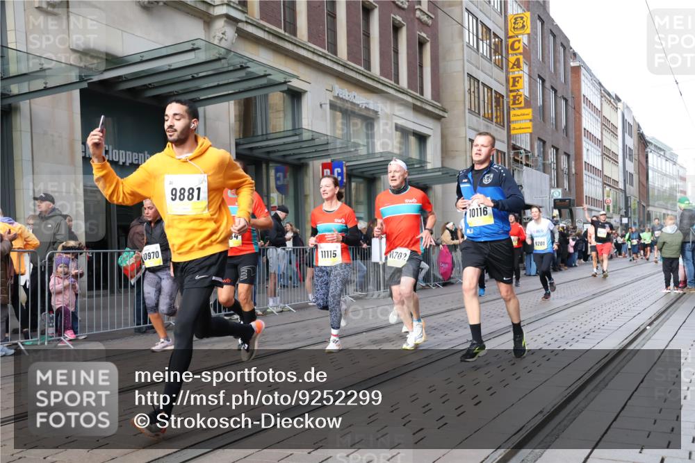 05.10.2025 - 20. swb-Marathon Bremen Strokosch-Dieckow http://msf.ph/oto/9252299 05.10.2025 10:55:03 Ziel 9176, 9201, 9318, 9350, 9492, 9514, 9654, 9722, 9856, 9881, 9902, 9933, 10003, 10034, 10111, 10116, 10256, 10260, 10262, 10326, 10745, 10757, 10970, 11025, 11042, 11115, 11140, 11197, 11380, 11431, 11702, 9176, 9201, 9318, 9350, 9492, 9514, 9654, 9722, 9856, 9881, 9902, 9933, 10003, 10034, 10111, 10116, 10256, 10260, 10262, 10326, 10745, 10757, 10970, 11025, 11042, 11115, 11140 meine-sportfotos.de