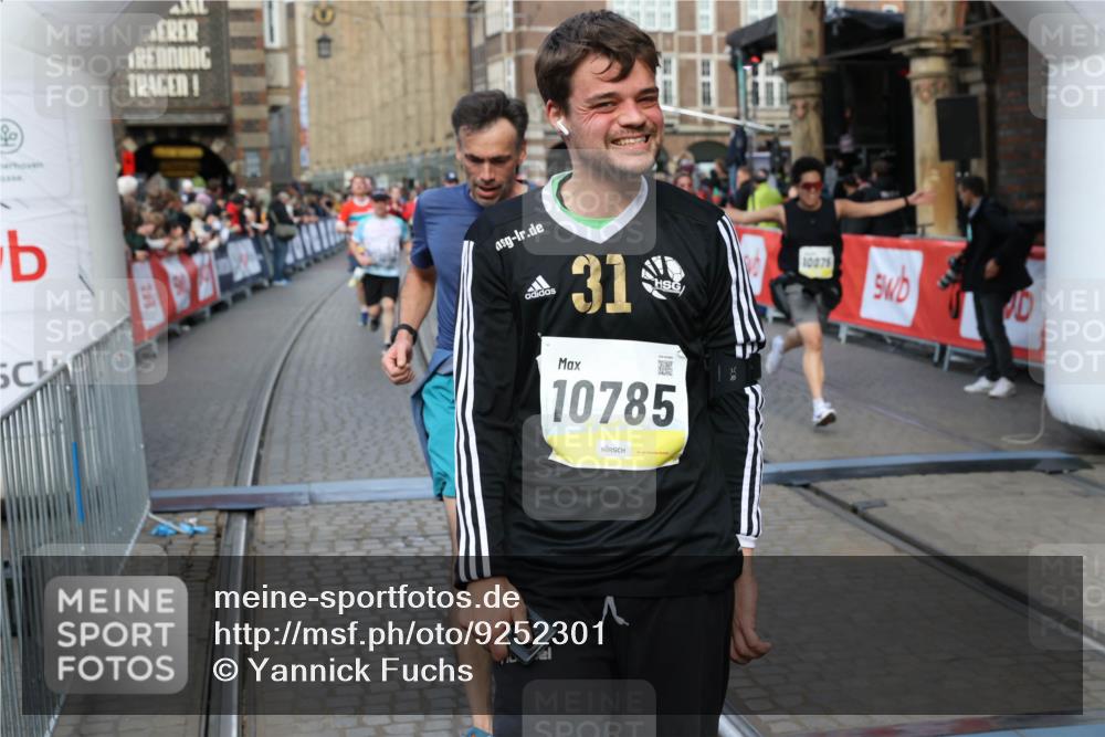 05.10.2025 - 20. swb-Marathon Bremen Yannick Fuchs http://msf.ph/oto/9252301 05.10.2025 10:54:08 Ziel 9313, 9456, 9520, 9548, 9807, 9835, 10046, 10075, 10163, 10484, 10616, 10785, 11152, 11303, 11339, 11432, 11593 meine-sportfotos.de