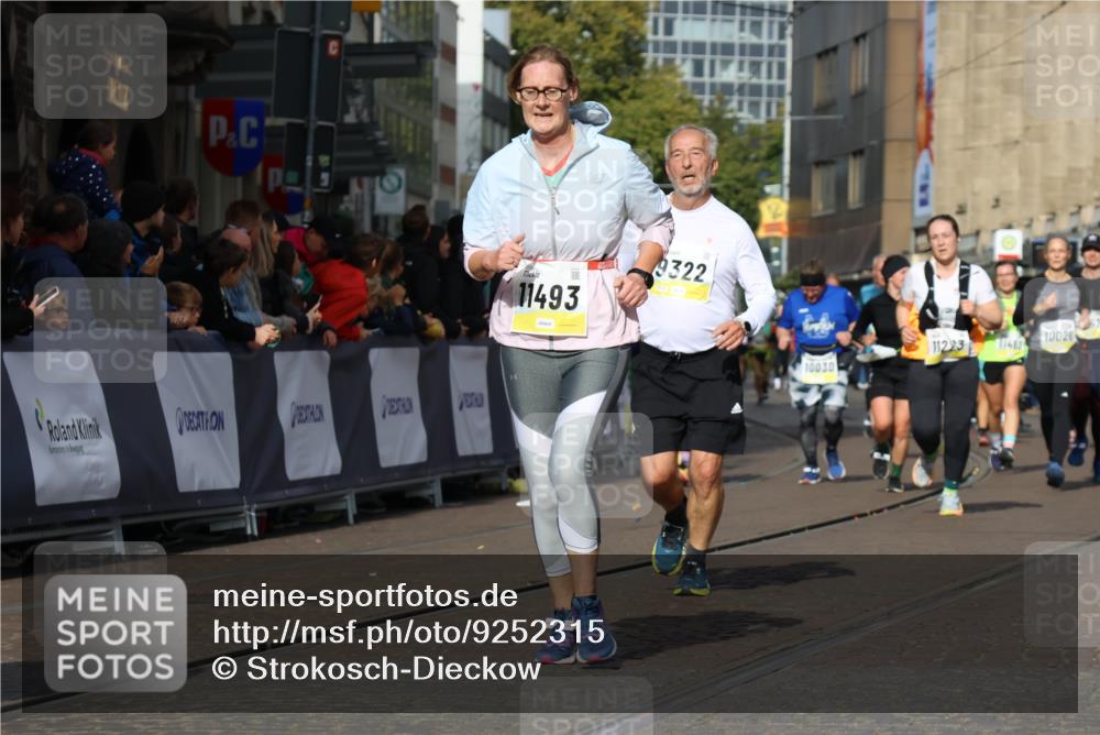 05.10.2025 - 20. swb-Marathon Bremen Strokosch-Dieckow http://msf.ph/oto/9252315 05.10.2025 11:01:31 Ziel 7908, 9278, 9286, 9322, 9371, 9432, 10030, 10056, 10157, 10324, 10336, 10562, 11194, 11223, 11463, 11493, 11633, 11732, 11733 meine-sportfotos.de