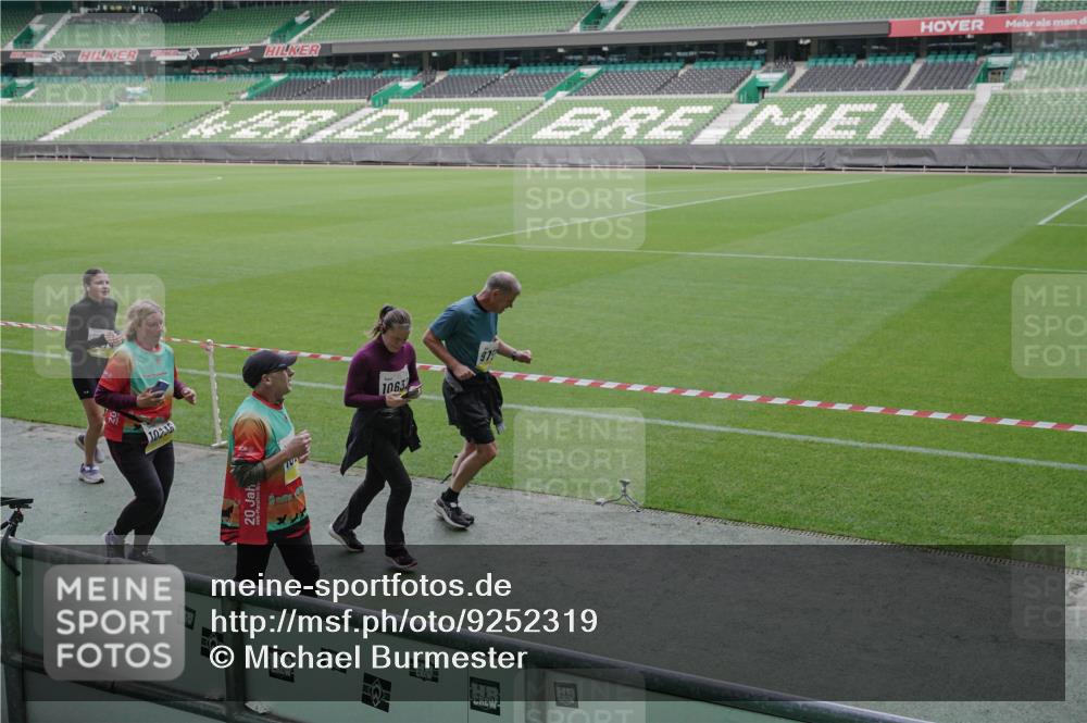 05.10.2025 - 20. swb-Marathon Bremen Michael Burmester http://msf.ph/oto/9252319 05.10.2025 10:41:28 Laufen im Stadion 7706, 8533, 9001, 9178, 9191, 9217, 9265, 9274, 9306, 9334, 9353, 9355, 9357, 9401, 9438, 9446, 9483, 9530, 9537, 9538, 9589, 9599, 9605, 9617, 9632, 9685, 9702, 9757, 9764, 9774, 9836, 9837, 9853, 9874, 9877, 9887, 9892, 9907, 9982, 10051, 10095, 10100, 10101, 10125, 10132, 10148, 10152, 10197, 10212, 10214, 10223, 10235, 10236, 10249, 10295, 10330, 10332, 10333, 10458, 10550, 10582, 10585, 10614, 10632, 10706, 10937, 10998, 11037, 11232, 11379, 11405, 11437 meine-sportfotos.de