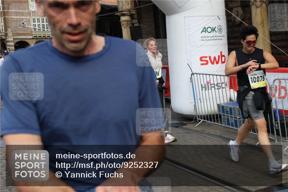 05.10.2025 - 20. swb-Marathon Bremen Yannick Fuchs http://msf.ph/oto/9252327 05.10.2025 10:54:09 Ziel 9313, 9456, 9520, 9548, 9807, 9835, 10019, 10075, 10163, 10484, 10631, 10662, 10785, 11152, 11303, 11339, 11432, 11593 meine-sportfotos.de