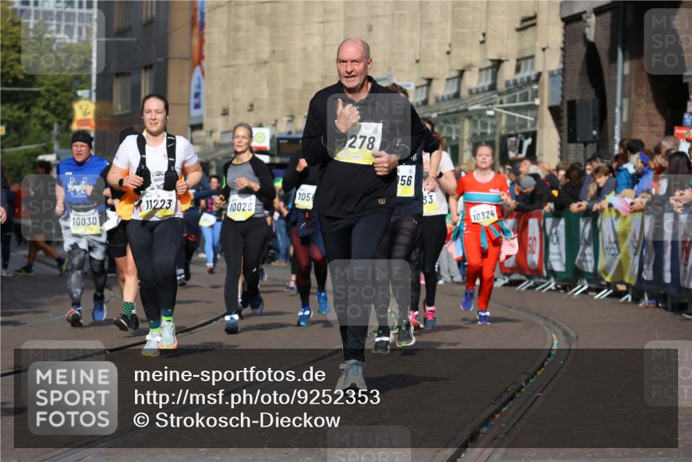 05.10.2025 - 20. swb-Marathon Bremen Strokosch-Dieckow http://msf.ph/oto/9252353 05.10.2025 11:01:32 Ziel 7908, 9278, 9286, 9322, 9371, 9432, 10026, 10030, 10056, 10157, 10324, 10336, 10562, 11194, 11223, 11463, 11493, 11732, 11733 meine-sportfotos.de