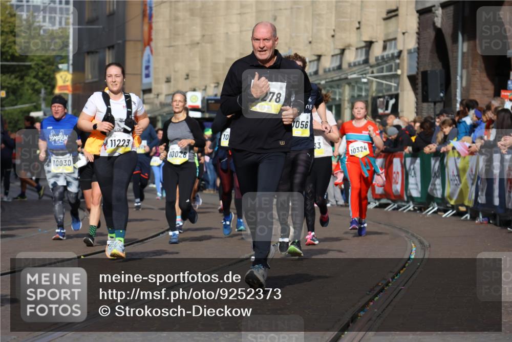 05.10.2025 - 20. swb-Marathon Bremen Strokosch-Dieckow http://msf.ph/oto/9252373 05.10.2025 11:01:32 Ziel 7908, 9278, 9286, 9322, 9371, 9432, 10026, 10030, 10056, 10157, 10324, 10336, 10562, 11194, 11223, 11463, 11493, 11732, 11733 meine-sportfotos.de