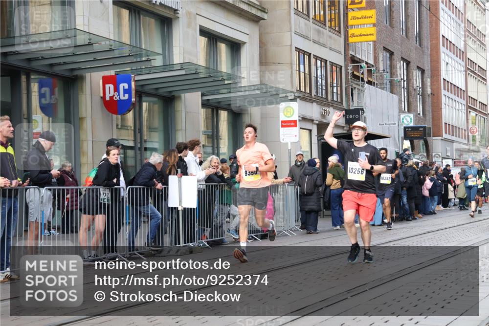 05.10.2025 - 20. swb-Marathon Bremen Strokosch-Dieckow http://msf.ph/oto/9252374 05.10.2025 10:55:06 Ziel 7165, 9201, 9318, 9350, 9492, 9514, 9654, 9720, 9722, 9856, 9881, 9902, 9933, 10107, 10111, 10116, 10195, 10256, 10260, 10262, 10745, 10755, 10757, 10970, 11025, 11042, 11115, 11140, 11197, 11380, 11431, 11588, 11702, 7165, 9201, 9318, 9350, 9492, 9514, 9654, 9720, 9722, 9856, 9881, 9902, 9933, 10107, 10111, 10116, 10195, 10256, 10260, 10262, 10745, 10755, 10757, 10970, 11025, 11042, 11115, 11140 meine-sportfotos.de