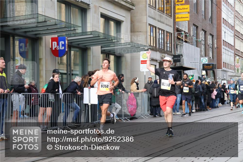 05.10.2025 - 20. swb-Marathon Bremen Strokosch-Dieckow http://msf.ph/oto/9252386 05.10.2025 10:55:06 Ziel 7165, 9201, 9318, 9350, 9492, 9514, 9654, 9720, 9722, 9856, 9881, 9902, 9933, 10107, 10111, 10116, 10195, 10256, 10260, 10262, 10745, 10755, 10757, 10970, 11025, 11042, 11115, 11140, 11197, 11380, 11431, 11588, 11702, 7165, 9201, 9318, 9350, 9492, 9514, 9654, 9720, 9722, 9856, 9881, 9902, 9933, 10107, 10111, 10116, 10195, 10256, 10260, 10262, 10745, 10755, 10757, 10970, 11025, 11042, 11115, 11140 meine-sportfotos.de