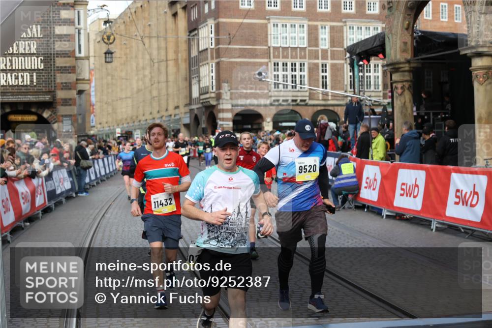 05.10.2025 - 20. swb-Marathon Bremen Yannick Fuchs http://msf.ph/oto/9252387 05.10.2025 10:54:11 Ziel 9313, 9520, 9548, 9807, 9835, 10019, 10075, 10163, 10631, 10662, 10785, 11151, 11152, 11303, 11339, 11432, 11593 meine-sportfotos.de