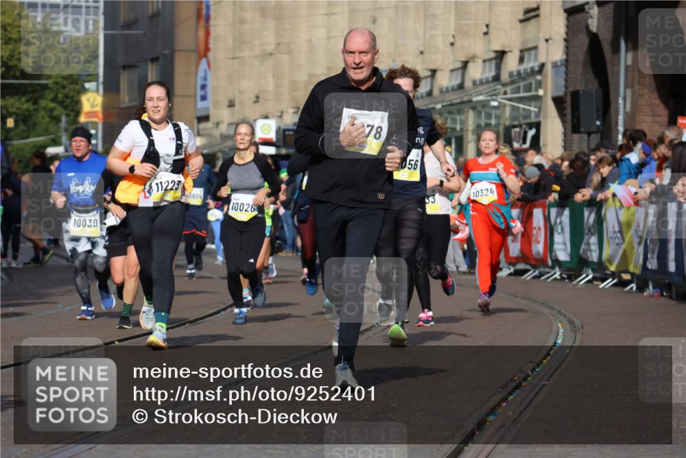 05.10.2025 - 20. swb-Marathon Bremen Strokosch-Dieckow http://msf.ph/oto/9252401 05.10.2025 11:01:32 Ziel 7908, 9278, 9286, 9322, 9371, 9432, 10026, 10030, 10056, 10157, 10324, 10336, 10562, 11194, 11223, 11463, 11493, 11732, 11733 meine-sportfotos.de