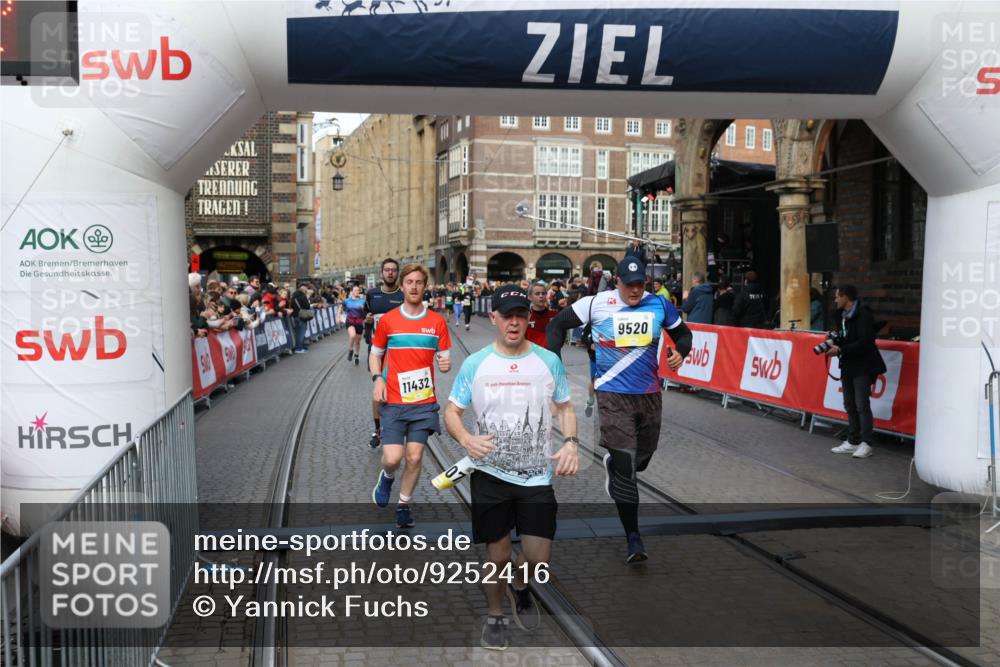 05.10.2025 - 20. swb-Marathon Bremen Yannick Fuchs http://msf.ph/oto/9252416 05.10.2025 10:54:11 Ziel 9313, 9520, 9548, 9807, 9835, 10019, 10075, 10163, 10631, 10662, 10785, 11151, 11152, 11303, 11339, 11432, 11593 meine-sportfotos.de