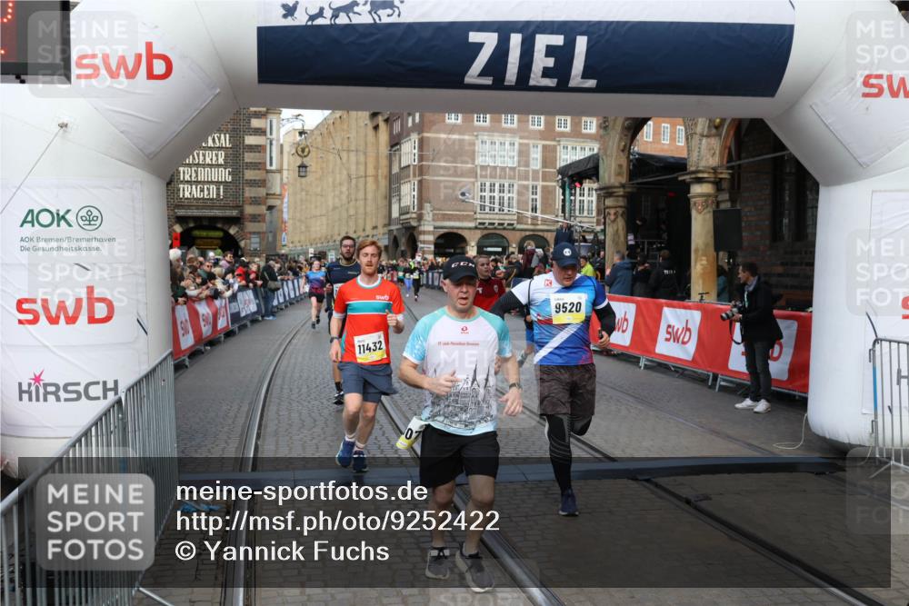 05.10.2025 - 20. swb-Marathon Bremen Yannick Fuchs http://msf.ph/oto/9252422 05.10.2025 10:54:11 Ziel 9313, 9520, 9548, 9807, 9835, 10019, 10075, 10163, 10631, 10662, 10785, 11151, 11152, 11303, 11339, 11432, 11593 meine-sportfotos.de