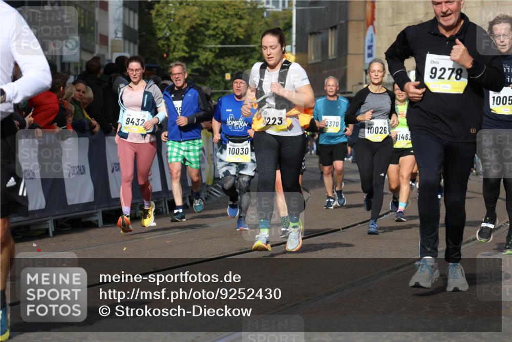 05.10.2025 - 20. swb-Marathon Bremen Strokosch-Dieckow http://msf.ph/oto/9252430 05.10.2025 11:01:33 Ziel 7908, 9278, 9286, 9322, 9371, 9432, 10026, 10030, 10056, 10157, 10324, 10336, 10562, 11223, 11463, 11493, 11732, 11733 meine-sportfotos.de