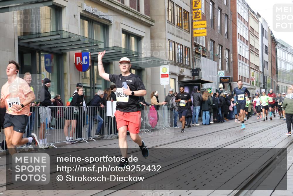 05.10.2025 - 20. swb-Marathon Bremen Strokosch-Dieckow http://msf.ph/oto/9252432 05.10.2025 10:55:07 Ziel 7165, 9195, 9201, 9350, 9492, 9514, 9654, 9720, 9722, 9856, 9881, 9902, 9933, 10107, 10111, 10116, 10195, 10256, 10260, 10262, 10475, 10745, 10755, 10757, 10970, 11025, 11042, 11115, 11140, 11197, 11380, 11431, 11588, 11702, 7165, 9195, 9201, 9350, 9492, 9514, 9654, 9720, 9722, 9856, 9881, 9902, 9933, 10107, 10111, 10116, 10195, 10256, 10260, 10262, 10475, 10745, 10755, 10757, 10970, 11025, 11042, 11115, 11140 meine-sportfotos.de