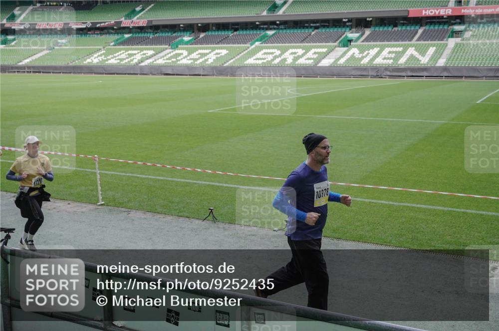 05.10.2025 - 20. swb-Marathon Bremen Michael Burmester http://msf.ph/oto/9252435 05.10.2025 10:41:32 Laufen im Stadion 7706, 8533, 9001, 9178, 9191, 9217, 9265, 9274, 9306, 9334, 9353, 9355, 9357, 9401, 9446, 9530, 9537, 9538, 9589, 9599, 9605, 9617, 9632, 9685, 9702, 9757, 9764, 9774, 9836, 9837, 9874, 9877, 9887, 9907, 9982, 10051, 10095, 10100, 10101, 10125, 10129, 10132, 10134, 10148, 10152, 10197, 10212, 10214, 10223, 10235, 10236, 10249, 10295, 10330, 10332, 10333, 10458, 10522, 10550, 10582, 10585, 10614, 10632, 10706, 10937, 10998, 11037, 11232, 11379, 11405, 11437 meine-sportfotos.de