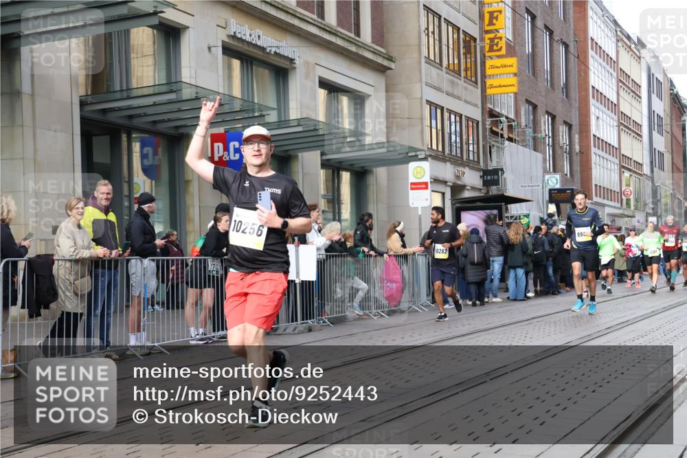 05.10.2025 - 20. swb-Marathon Bremen Strokosch-Dieckow http://msf.ph/oto/9252443 05.10.2025 10:55:08 Ziel 7165, 9195, 9197, 9201, 9350, 9492, 9514, 9654, 9720, 9722, 9856, 9881, 9902, 9933, 10107, 10111, 10116, 10195, 10256, 10260, 10262, 10475, 10745, 10755, 10757, 10909, 10970, 11025, 11042, 11115, 11197, 11380, 11431, 11588, 11702, 7165, 9195, 9197, 9201, 9350, 9492, 9514, 9654, 9720, 9722, 9856, 9881, 9902, 9933, 10107, 10111, 10116, 10195, 10256, 10260, 10262, 10475, 10745, 10755, 10757, 10909, 10970, 11025, 11042, 11115 meine-sportfotos.de
