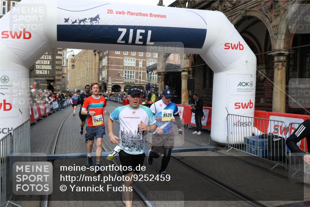 05.10.2025 - 20. swb-Marathon Bremen Yannick Fuchs http://msf.ph/oto/9252459 05.10.2025 10:54:12 Ziel 9313, 9520, 9807, 9835, 10019, 10075, 10163, 10631, 10662, 11151, 11152, 11303, 11339, 11347, 11432, 11593 meine-sportfotos.de