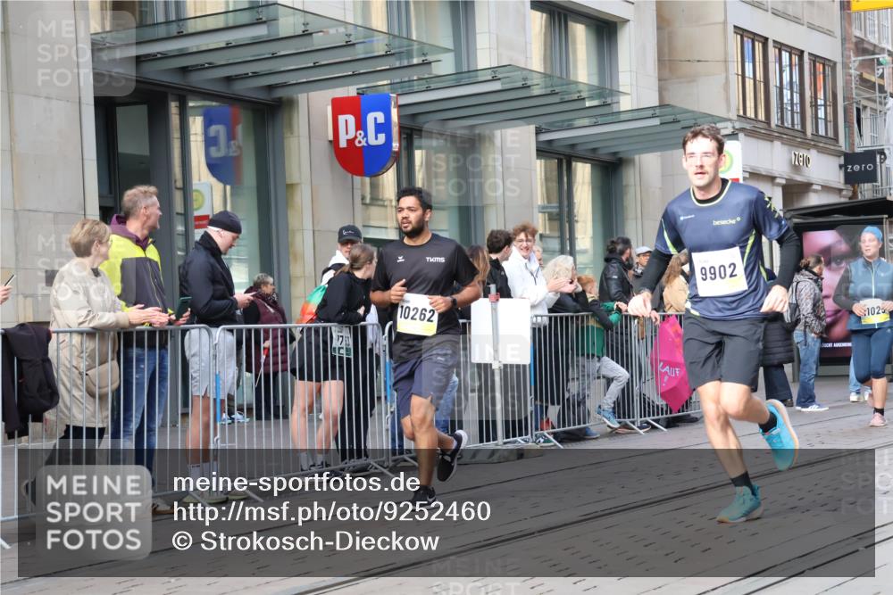 05.10.2025 - 20. swb-Marathon Bremen Strokosch-Dieckow http://msf.ph/oto/9252460 05.10.2025 10:55:10 Ziel 7165, 9195, 9197, 9201, 9350, 9492, 9514, 9654, 9720, 9722, 9856, 9881, 9902, 9933, 10088, 10107, 10111, 10116, 10195, 10256, 10260, 10262, 10475, 10745, 10755, 10757, 10909, 10970, 11025, 11042, 11081, 11115, 11197, 11380, 11431, 11586, 11588, 11702, 7165, 9195, 9197, 9201, 9350, 9492, 9514, 9654, 9720, 9722, 9856, 9881, 9902, 9933, 10088, 10107, 10111, 10116, 10195, 10256, 10260, 10262, 10475, 10745, 10755, 10757, 10909, 10970, 11025, 11042, 11081, 11115 meine-sportfotos.de