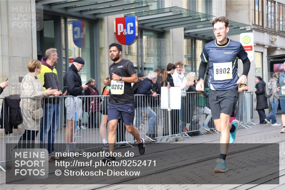 05.10.2025 - 20. swb-Marathon Bremen Strokosch-Dieckow http://msf.ph/oto/9252471 05.10.2025 10:55:10 Ziel 7165, 9195, 9197, 9201, 9350, 9492, 9514, 9654, 9720, 9722, 9856, 9881, 9902, 9933, 10088, 10107, 10111, 10116, 10195, 10256, 10260, 10262, 10475, 10745, 10755, 10757, 10909, 10970, 11025, 11042, 11081, 11115, 11197, 11380, 11431, 11586, 11588, 11702, 7165, 9195, 9197, 9201, 9350, 9492, 9514, 9654, 9720, 9722, 9856, 9881, 9902, 9933, 10088, 10107, 10111, 10116, 10195, 10256, 10260, 10262, 10475, 10745, 10755, 10757, 10909, 10970, 11025, 11042, 11081, 11115 meine-sportfotos.de
