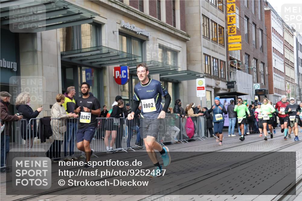 05.10.2025 - 20. swb-Marathon Bremen Strokosch-Dieckow http://msf.ph/oto/9252487 05.10.2025 10:55:11 Ziel 7165, 9195, 9197, 9201, 9350, 9492, 9514, 9654, 9720, 9722, 9856, 9902, 9933, 10088, 10107, 10111, 10116, 10195, 10256, 10260, 10262, 10475, 10745, 10755, 10757, 10909, 10970, 11025, 11081, 11115, 11197, 11380, 11431, 11586, 11588, 11702, 7165, 9195, 9197, 9201, 9350, 9492, 9514, 9654, 9720, 9722, 9856, 9902, 9933, 10088, 10107, 10111, 10116, 10195, 10256, 10260, 10262, 10475, 10745, 10755, 10757, 10909, 10970, 11025, 11081, 11115 meine-sportfotos.de