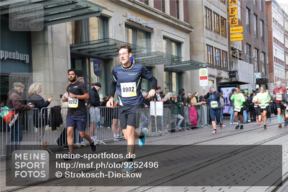 05.10.2025 - 20. swb-Marathon Bremen Strokosch-Dieckow http://msf.ph/oto/9252496 05.10.2025 10:55:11 Ziel 7165, 9195, 9197, 9201, 9350, 9492, 9514, 9654, 9720, 9722, 9856, 9902, 9933, 10088, 10107, 10111, 10116, 10195, 10256, 10260, 10262, 10475, 10745, 10755, 10757, 10909, 10970, 11025, 11081, 11115, 11197, 11380, 11431, 11586, 11588, 11702, 7165, 9195, 9197, 9201, 9350, 9492, 9514, 9654, 9720, 9722, 9856, 9902, 9933, 10088, 10107, 10111, 10116, 10195, 10256, 10260, 10262, 10475, 10745, 10755, 10757, 10909, 10970, 11025, 11081, 11115 meine-sportfotos.de