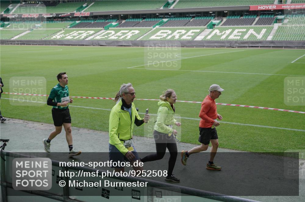 05.10.2025 - 20. swb-Marathon Bremen Michael Burmester http://msf.ph/oto/9252508 05.10.2025 10:41:34 Laufen im Stadion 7706, 8533, 9001, 9178, 9191, 9217, 9265, 9274, 9306, 9334, 9355, 9357, 9401, 9446, 9530, 9537, 9538, 9589, 9599, 9605, 9617, 9632, 9685, 9757, 9764, 9774, 9836, 9837, 9874, 9887, 9907, 9982, 10051, 10095, 10125, 10129, 10132, 10134, 10148, 10152, 10197, 10212, 10214, 10223, 10235, 10236, 10249, 10295, 10330, 10332, 10333, 10458, 10522, 10550, 10582, 10585, 10614, 10632, 10706, 10815, 10937, 10998, 11037, 11232, 11379, 11405, 11437 meine-sportfotos.de