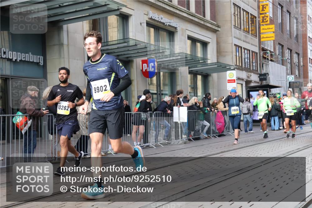 05.10.2025 - 20. swb-Marathon Bremen Strokosch-Dieckow http://msf.ph/oto/9252510 05.10.2025 10:55:11 Ziel 7165, 9195, 9197, 9201, 9350, 9492, 9514, 9654, 9720, 9722, 9856, 9902, 9933, 10088, 10107, 10111, 10116, 10195, 10256, 10260, 10262, 10475, 10745, 10755, 10757, 10909, 10970, 11025, 11081, 11115, 11197, 11380, 11431, 11586, 11588, 11702, 7165, 9195, 9197, 9201, 9350, 9492, 9514, 9654, 9720, 9722, 9856, 9902, 9933, 10088, 10107, 10111, 10116, 10195, 10256, 10260, 10262, 10475, 10745, 10755, 10757, 10909, 10970, 11025, 11081, 11115 meine-sportfotos.de