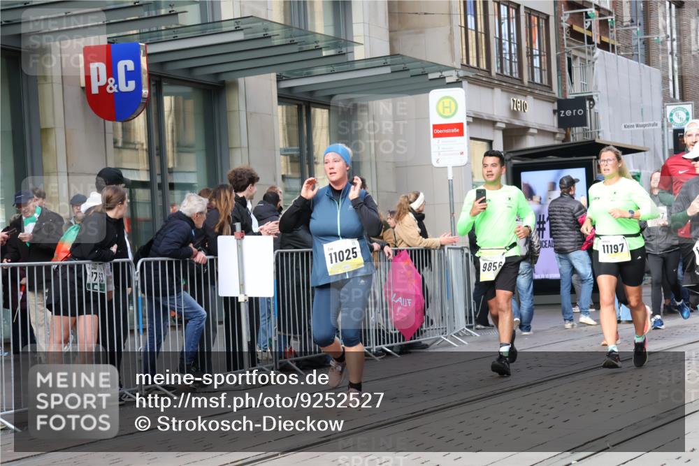 05.10.2025 - 20. swb-Marathon Bremen Strokosch-Dieckow http://msf.ph/oto/9252527 05.10.2025 10:55:12 Ziel 7165, 9195, 9197, 9201, 9350, 9492, 9514, 9654, 9720, 9722, 9856, 9902, 10088, 10107, 10111, 10195, 10256, 10260, 10262, 10323, 10475, 10745, 10755, 10757, 10909, 10970, 11025, 11081, 11115, 11197, 11380, 11431, 11586, 11588, 11702, 7165, 9195, 9197, 9201, 9350, 9492, 9514, 9654, 9720, 9722, 9856, 9902, 10088, 10107, 10111, 10195, 10256, 10260, 10262, 10323, 10475, 10745, 10755, 10757, 10909, 10970, 11025, 11081, 11115 meine-sportfotos.de
