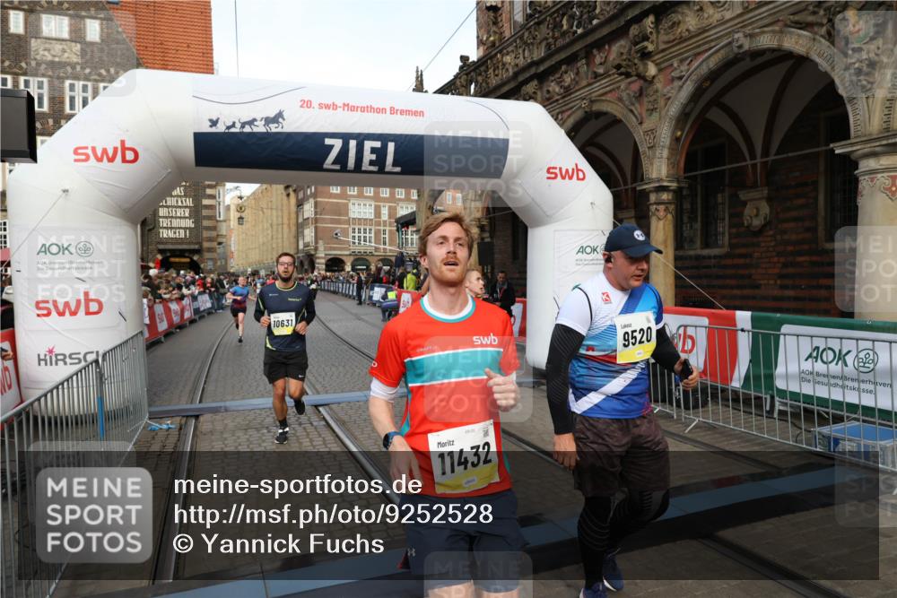 05.10.2025 - 20. swb-Marathon Bremen Yannick Fuchs http://msf.ph/oto/9252528 05.10.2025 10:54:13 Ziel 9313, 9520, 9807, 9835, 10019, 10075, 10631, 10662, 11151, 11303, 11339, 11347, 11432, 11593 meine-sportfotos.de