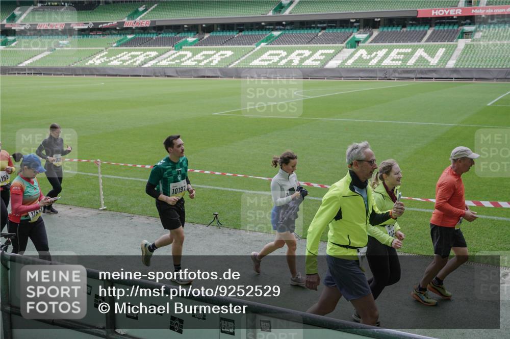05.10.2025 - 20. swb-Marathon Bremen Michael Burmester http://msf.ph/oto/9252529 05.10.2025 10:41:35 Laufen im Stadion 7706, 8533, 9001, 9178, 9191, 9217, 9265, 9274, 9306, 9334, 9355, 9357, 9401, 9446, 9530, 9537, 9538, 9589, 9599, 9605, 9617, 9632, 9649, 9685, 9757, 9764, 9774, 9836, 9837, 9874, 9887, 9907, 9982, 10051, 10095, 10125, 10129, 10132, 10134, 10148, 10152, 10197, 10212, 10214, 10223, 10235, 10236, 10249, 10295, 10330, 10332, 10333, 10458, 10522, 10550, 10582, 10585, 10614, 10632, 10706, 10722, 10815, 10937, 10998, 11037, 11232, 11379, 11405, 11437, 11473, 7706 meine-sportfotos.de